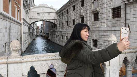 Chinese tourists spending money overseas